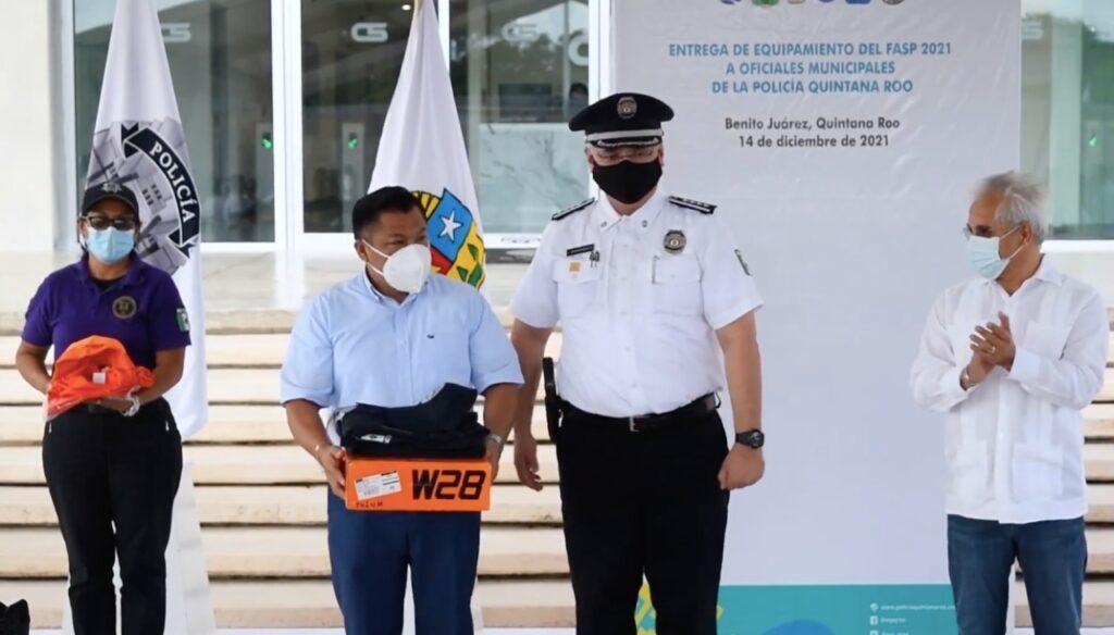 Más equipamiento y uniformes para corporaciones policiales que protegen a la gente 