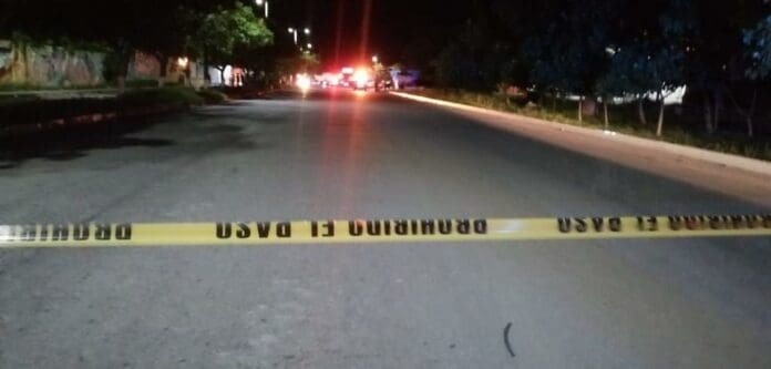 Unos sujetos a bordo de un mototaxi quisieron ejecutar a una persona que iba a bordo de su automóvil en Playa del Carmen. Foto: SIM