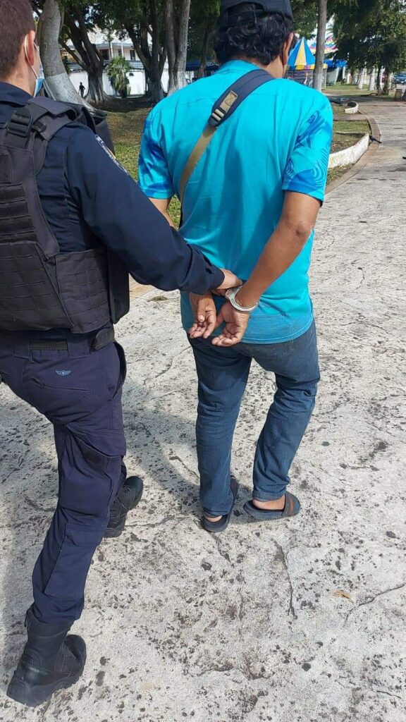 ¡COCHINÓN! Lo detienen por masturbarse en la calle frente a mujer en Chetumal