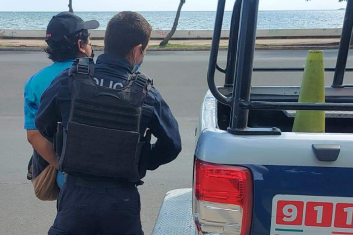 ¡COCHINÓN! Lo detienen por masturbarse en la calle frente a mujer en Chetumal