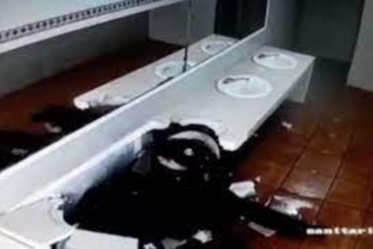 Por pasarse de “románticos", policías causan daños en el baño de una empresa