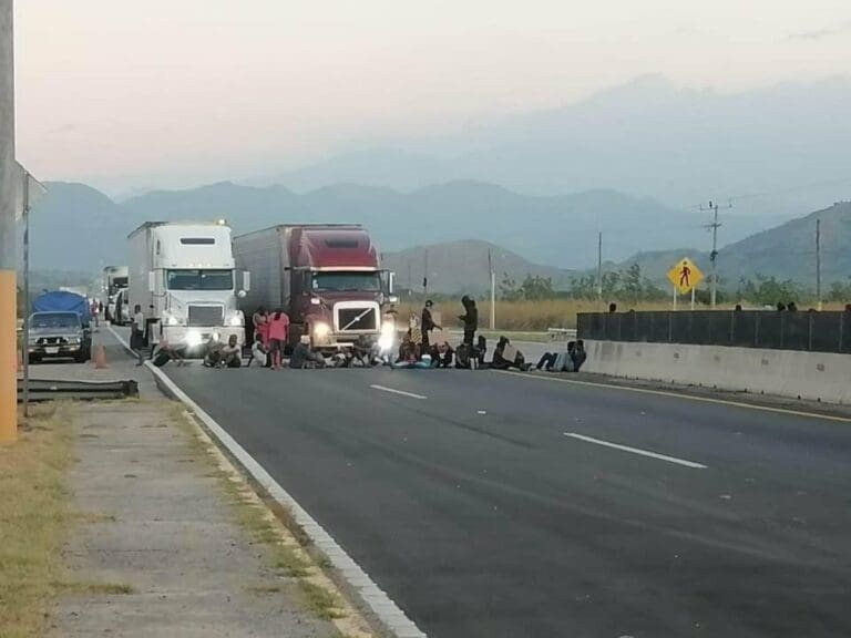 Traileros corren a pedradas a migrantes que mantenían bloqueo carretero