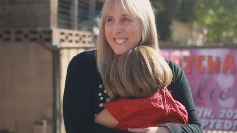 Ella es mi hija profesora adopta a alumna que vivía en hogar de acogida