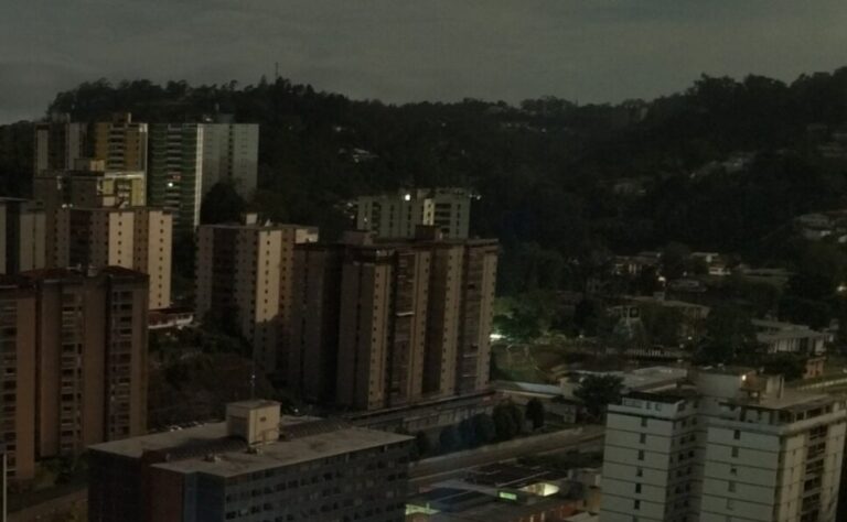 Tras Mega Apagón de luz, Venezuela recupera la energía eléctrica