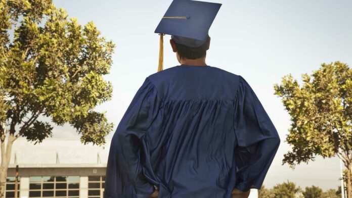 Un grupo de jóvenes tiene prohibido entrar a su graduación por no vacunarse contra el COVID-19