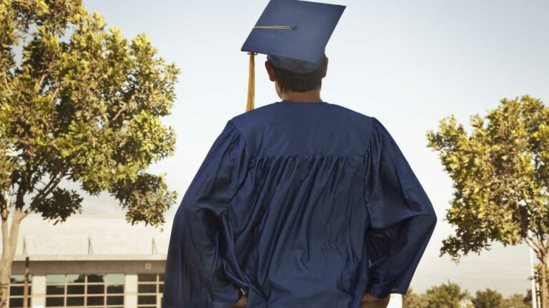 Un grupo de jóvenes tiene prohibido entrar a su graduación por no vacunarse contra el COVID-19