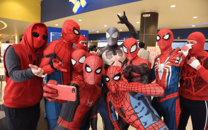 VIDEO bailan disfrazados de Spider-Man en el estreno de 'No Way Home'