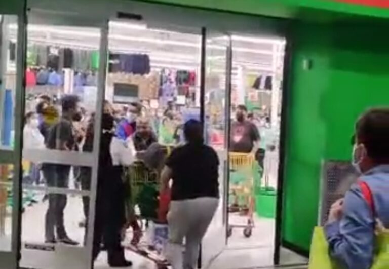 VIDEO VIRAL: Se niegan a dejar carrito del super en Bodega Aurrera y se arman los sapes
