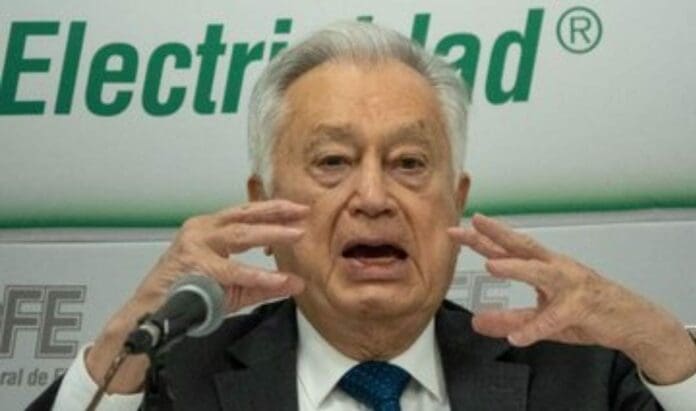 Manuel Bartlett tiene trabajando en CFE como su asesor a quien fuera director jurídico de Petróleos Mexicanos con Lozoya. Foto: Redes sociales