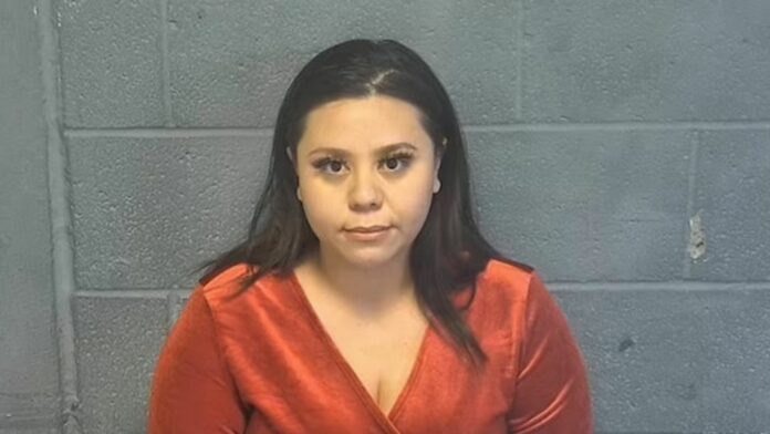 Mujer sale de fiesta a un bar y deja a sus cuatro hijos solos: 'Hace esto todo el tiempo'