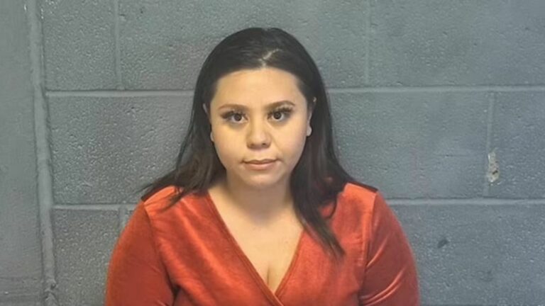 Mujer sale de fiesta a un bar y deja a sus cuatro hijos solos: 'Hace esto todo el tiempo'