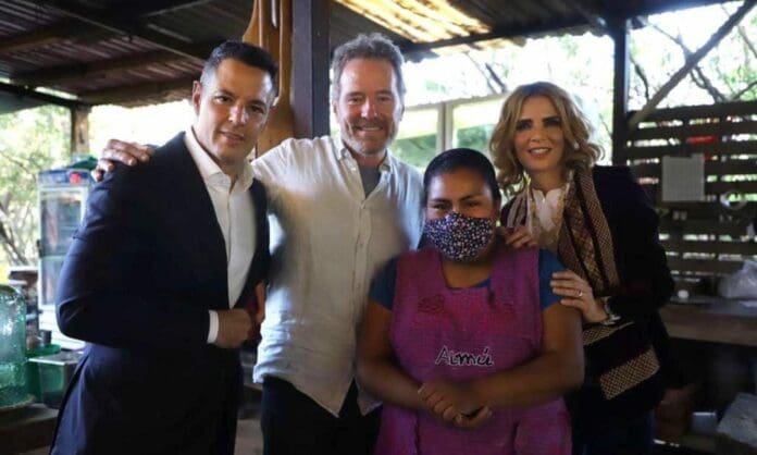 El famoso actor Bryan Cranston visitó Oaxaca, donde se reunió con el gobernador de dicho estado; vino a ver sus inversiones. Foto: Twitter de Alejandro Murat