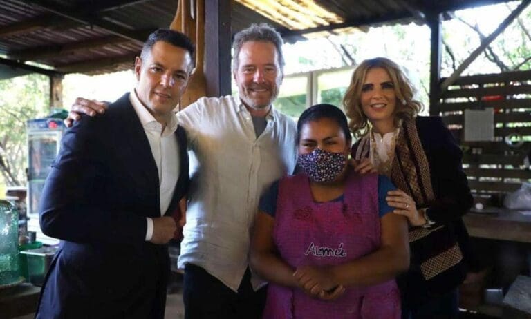 El famoso actor Bryan Cranston visitó Oaxaca, donde se reunió con el gobernador de dicho estado; vino a ver sus inversiones. Foto: Twitter de Alejandro Murat