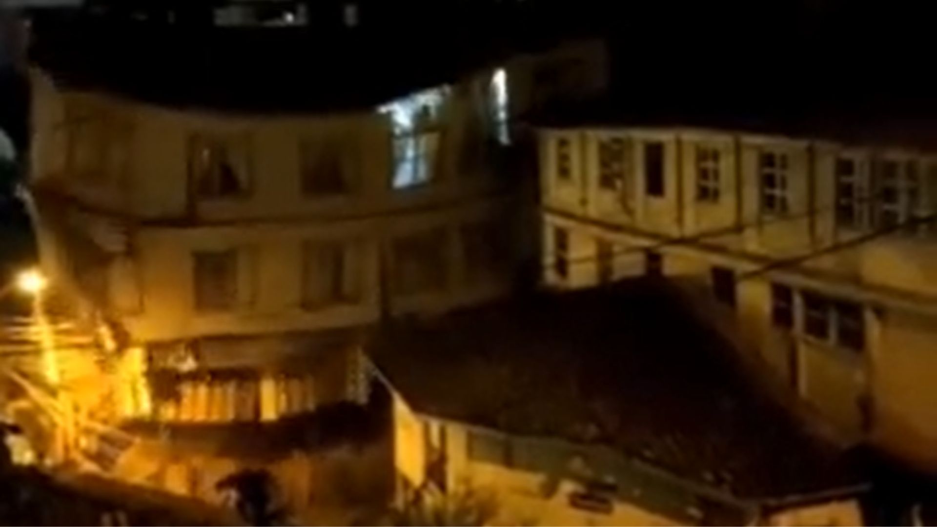 VIDEO: Colapsan edificios por socavón, alrededor de 300 evacuados