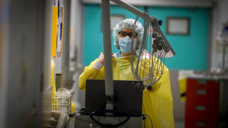 Europa pide medidas drásticas ante Ómicron; vacunas no la frenan