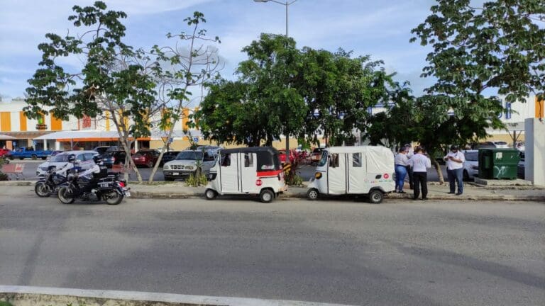 Tenso pleito entre taxistas y mototaxistas en Playa del Carmen