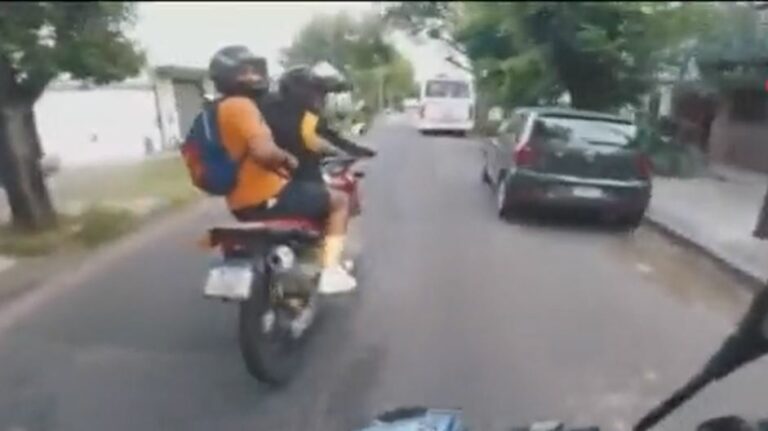 VIDEO: El momento exacto en que delincuentes asaltan a motociclista