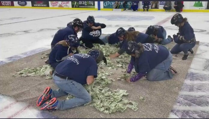 En una humillante competencia, maestros tienen que recolectar dinero para sus escuelas. El concurso causó el enojo de muchos. Foto: Captura de video
