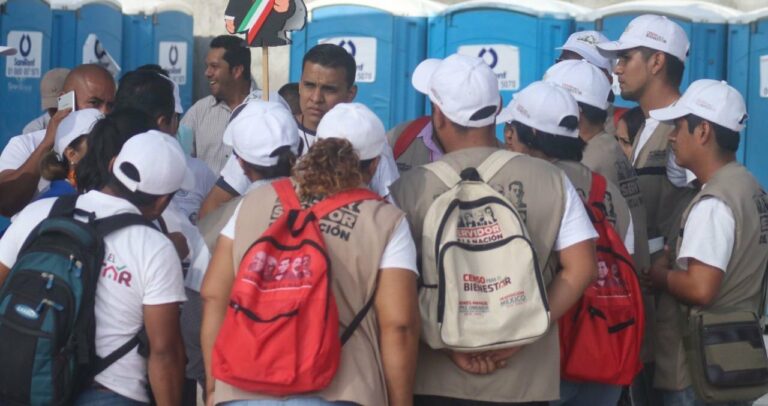 Tribunal Electoral sancionó a 25 servidores por usar programas a favor de AMLO