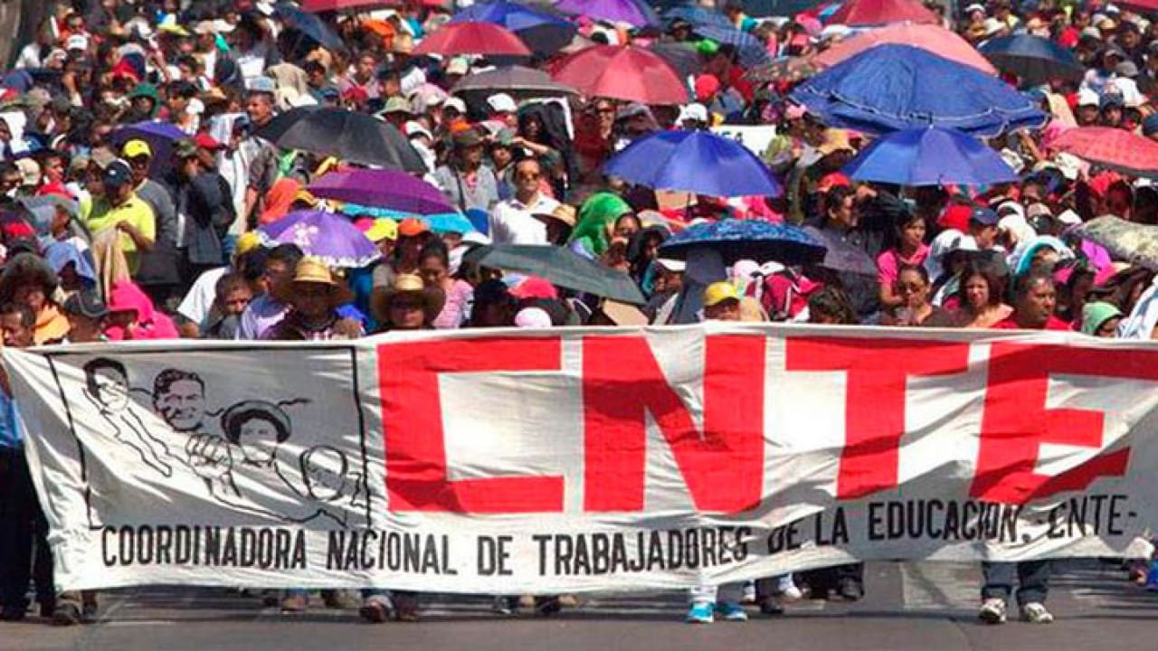 CNTE rechaza regalo navideño que incluía olla tamalera y sartén