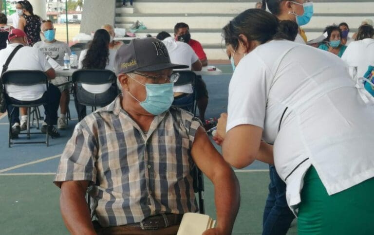El gobierno mexicano ha confirmado que siempre sí será necesario registrar a los adultos mayores para su dosis de refuerzo contra coronavirus.