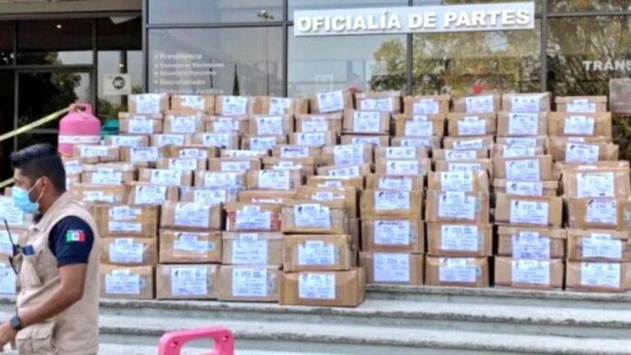 Entregan al INE otro millón de firmas para la revocación de mandato