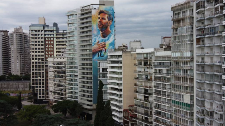 Inauguran mural de Messi en edificio de 70 metros de altura