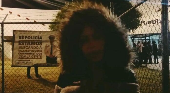 En un acto completamente inhumano, personal de un albergue dejó en la calle a migrantes, incluidos niños pequeños y enfermos. Foto: Captura de video