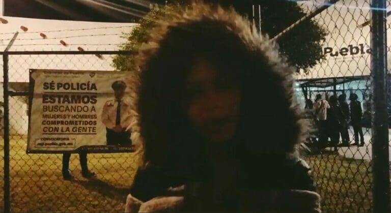 En un acto completamente inhumano, personal de un albergue dejó en la calle a migrantes, incluidos niños pequeños y enfermos. Foto: Captura de video