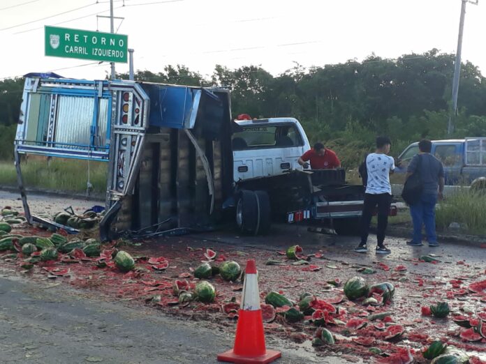 Vuelca camión con sandías y no hay rapiña