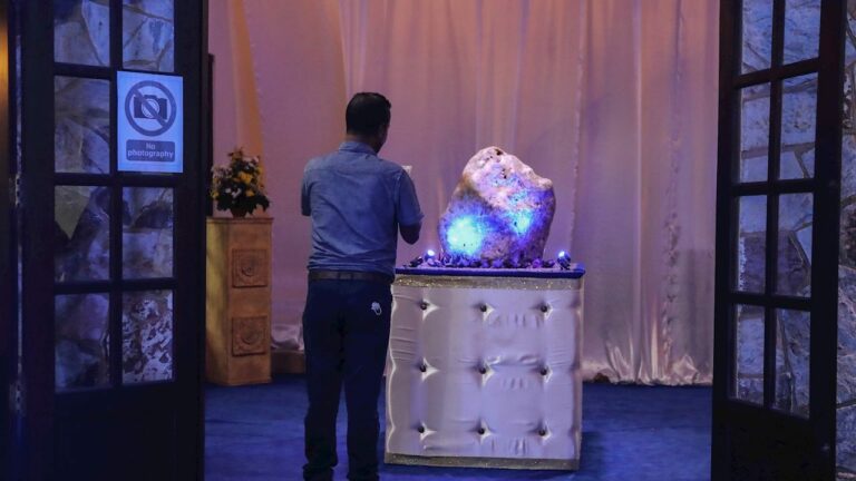 Subastan el zafiro azul ‘más grande del mundo’; pesa 310 kilos