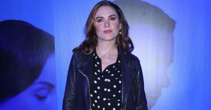 Polémica causó en las redes sociales una foto subida por Zoraida Gómez; ella le da un beso en la boca a Chente siendo una niña. Foto: Sin Embargo