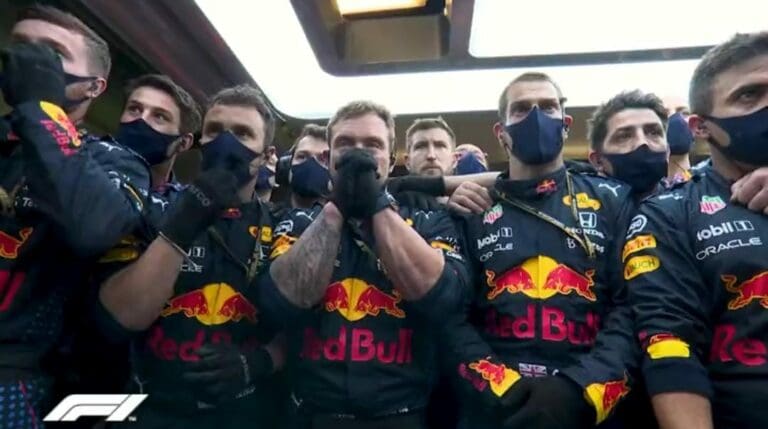 Video: Así vivieron los mecánicos de Red Bull el triunfo de Max Verstappen