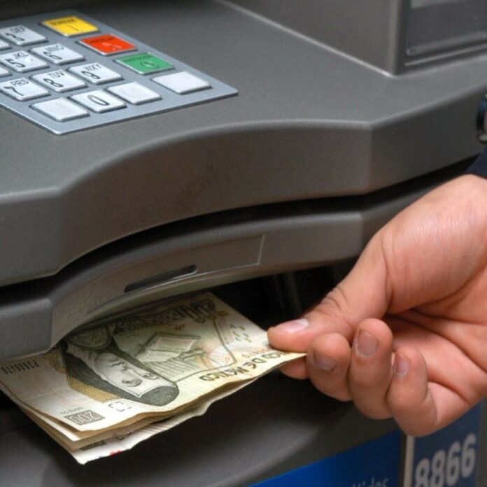 Banxico propone regular cajeros automáticos para que no den o reciban billetes falsos