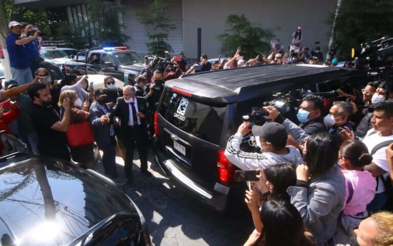 Confunden carroza fúnebre de Vicente Fernández con la de otra persona