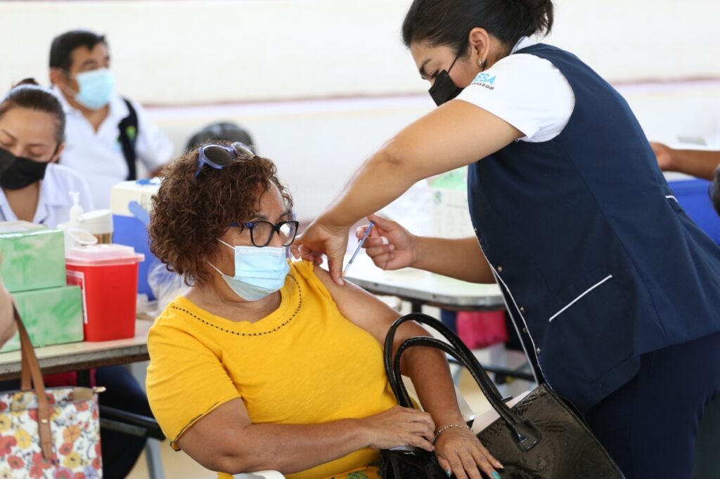 Inició la aplicación de la tercera dosis de vacunas contra la Covid-19 en Quintana Roo 