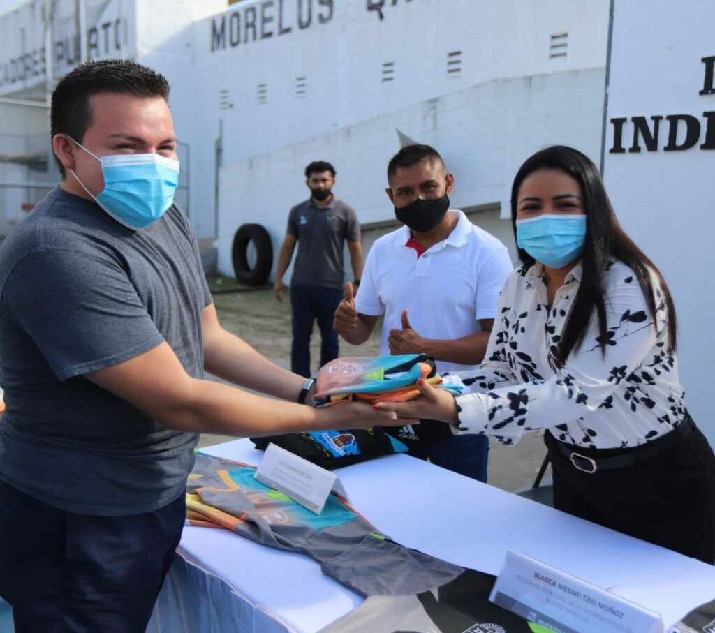 Entrega Blanca Merari Tziu uniformes a seleccionados que competirán en el Encuentro Nacional Deportivo Indígena 2021