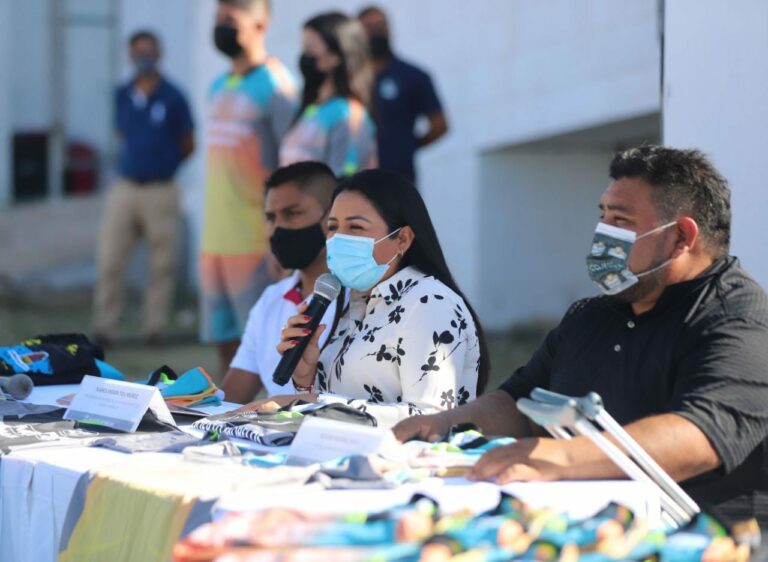 Entrega Blanca Merari Tziu uniformes a seleccionados que competirán en el Encuentro Nacional Deportivo Indígena 2021