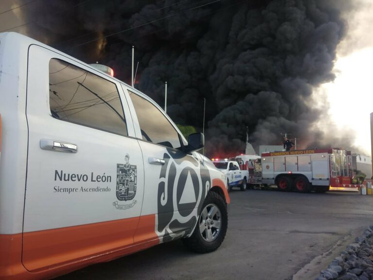 Desalojan a 30 familias por fuerte incendio en bodega de Nuevo León