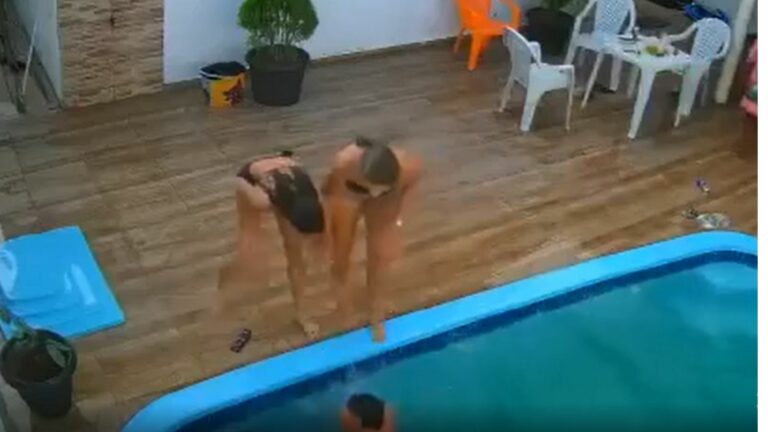 Adolescente queda bajo el agua varios minutos luego de que se le atrapara el cabello en una piscina