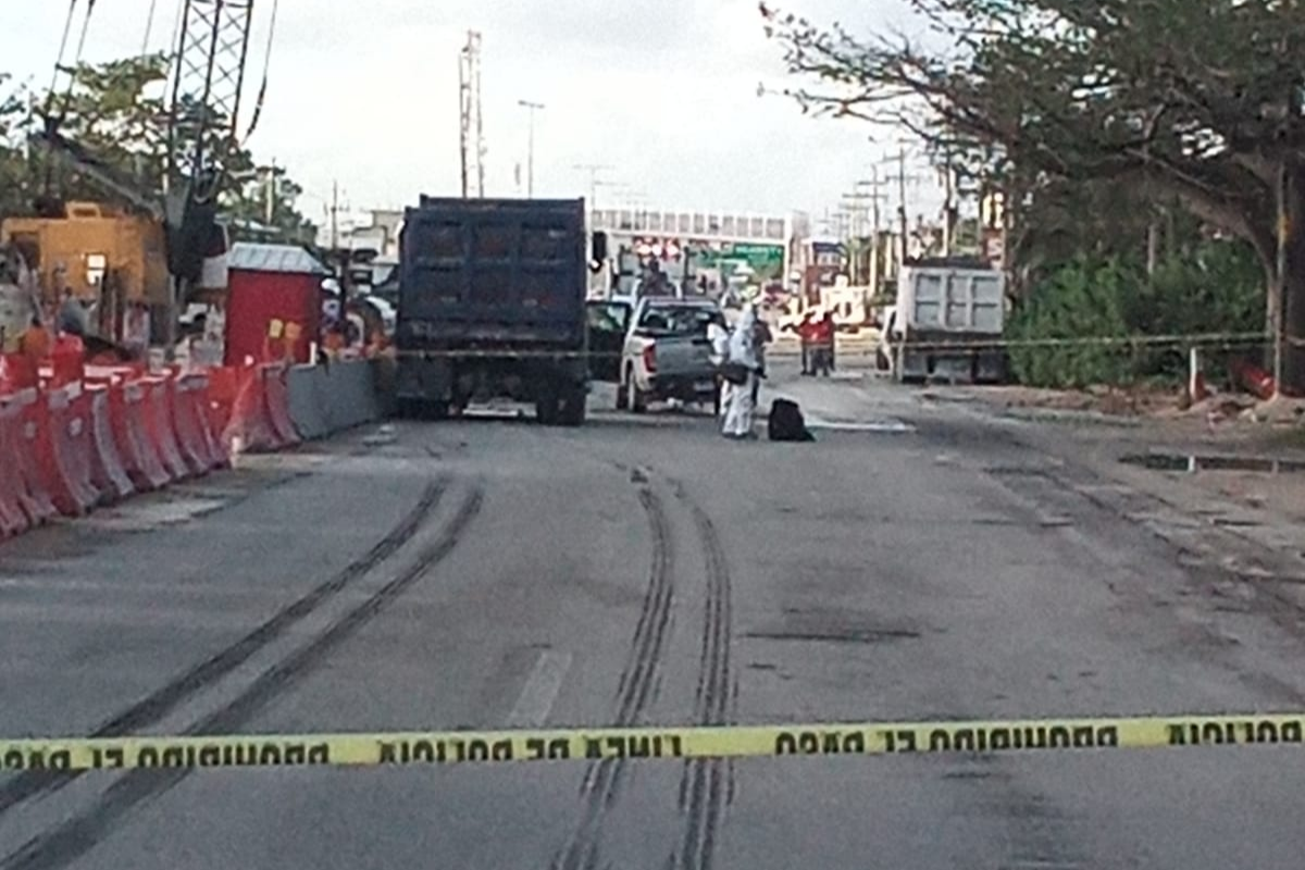 Muere conductor de una camioneta en choque con un volquete en Playa de Carmen