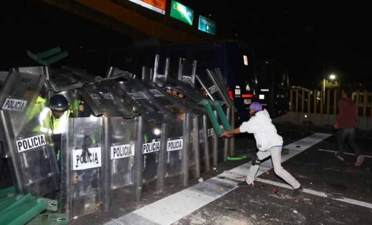 Migrantes y policías de CdMx se enfrentan en autopista México-Puebla
