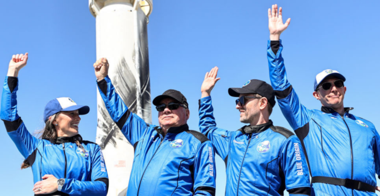 Vuelan al espacio el ex jugador Michael Strahan e hija del astronauta Alan Shepard