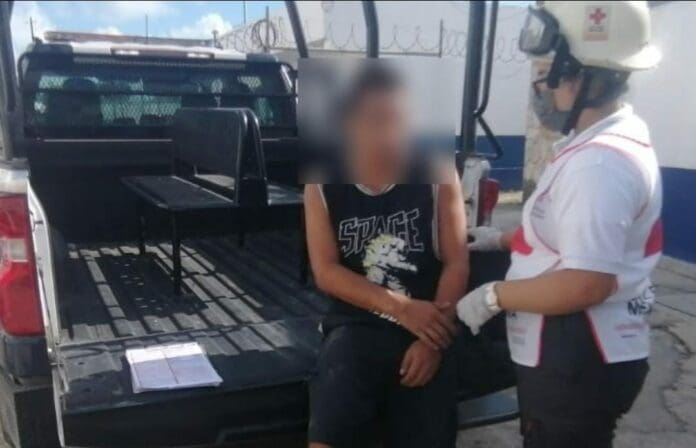 Un sujeto agredió a su pareja en Cancún; al ver esto unos peatones ayudaron a la mujer. El tipo fue agarrado a golpes. Foto: SIM