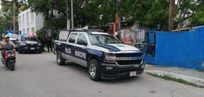Un sujeto acusado de abusar de una menor de edad de tan solo 13 años de edad fue detenido en Playa del Carmen por la Policía.
