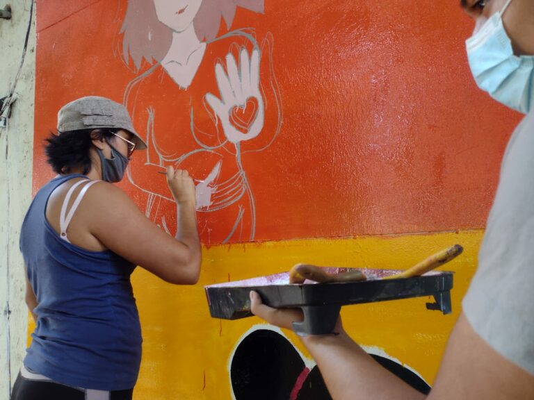 Pintan murales en Palacio Municipal de Cancún para exponer violencia de género