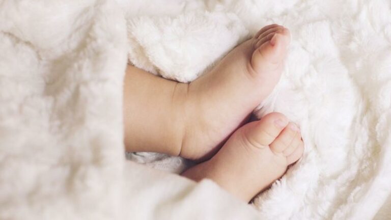 Bebé queda con daño cerebral luego de ingerir un juguete "no tóxico"