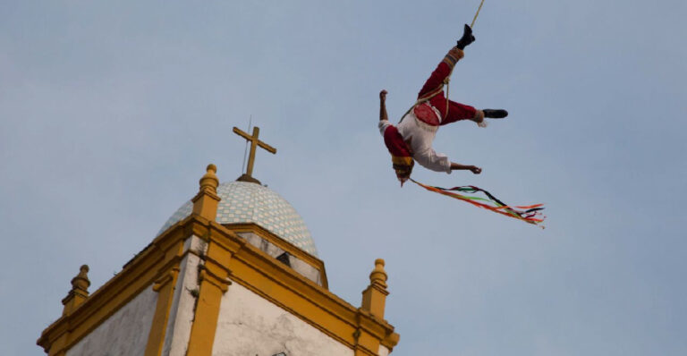 Volador de Cuetzalan murió tras resbalar del poste a 20 metros de altura