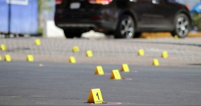 Una valiente mujer policía enfentó a un joven asaltante, quien momentos antes le había quitado sus pertenencias a una señora. Foto: Cuartoscuro