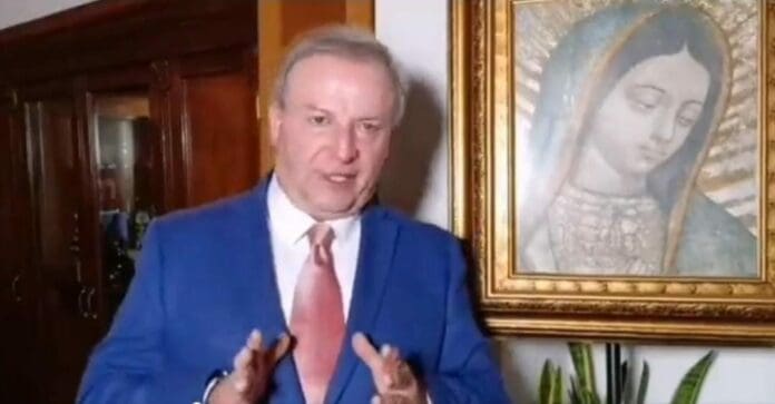 Gilberto Lozano, el líder del movimiento anti AMLO grababa un video. Para su mala suerte se le cayó una imagen de la Virgen de Guadalupe. Foto: Captura de video